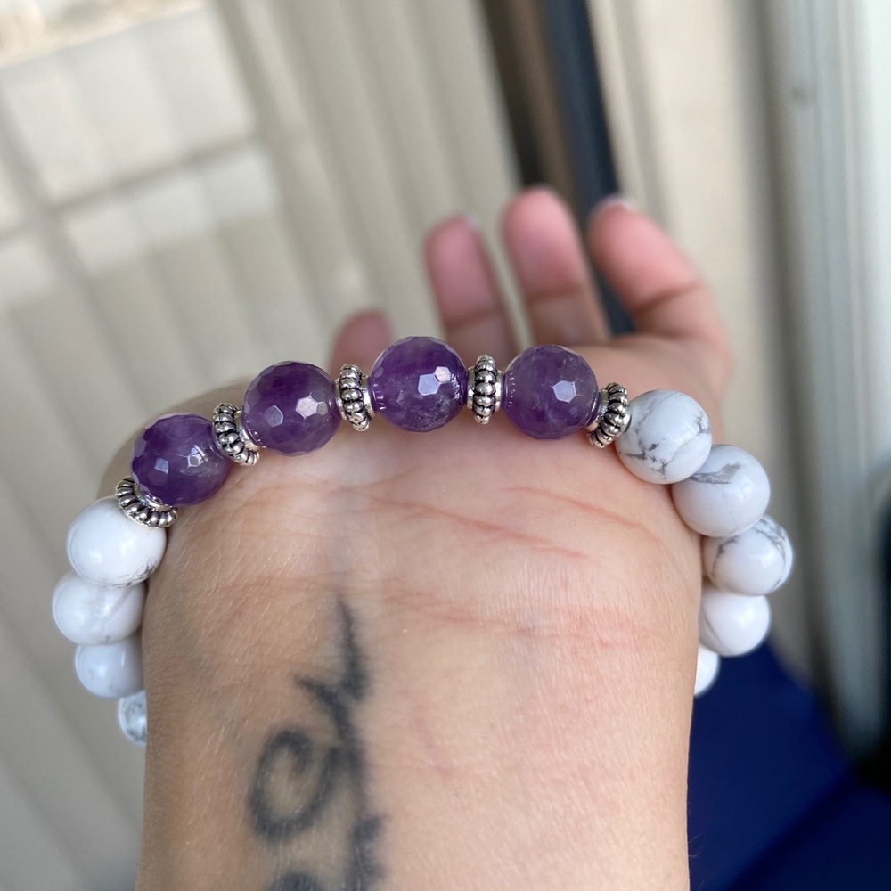 Treble amethyste & howlite gemstone bead bracelet - Picture 4 of 9